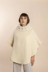 Poncho con cuello de ochos tejido a mano, fabricado en lana fina sin teñir.