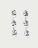 Aros colgantes plateados de acero quirúrgico hipoalergénico, con tres piezas martilladas con textura.