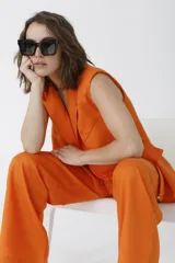 Pantalón negro de vestir de corte palazzo con cintura alta y bolsillos laterales.