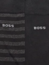 Par de medias negras con rayas horizontales grises y logo de la marca BOSS en el tobillo.