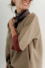 Sweater combinado color crudo, beige y marrón con escote en V, mangas al codo y tajos laterales.