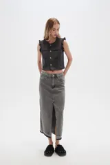Falda midi de jean celeste con abertura frontal y ruedo desflecado.