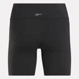 Calza corta de lycra negra, tiro alto, corte ajustado y tecnología RBK-DRY.