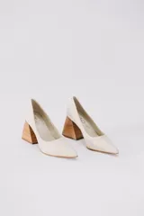 Zapatos de tacón color mostaza de cuero, con punta fina y tacón cuadrado forrado en cuero tipo madera.