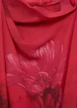 Blusa roja con estampado de flores, cuello drapeado con fular, sin mangas y cierre de botón en la parte posterior.