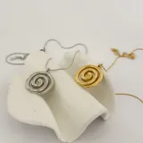 Collar dorado con dije en forma de espiral.