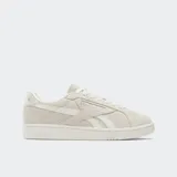 Championes Reebok Club C Grounds UK color beige, confeccionados en gamuza premium con detalles dorados y franjas laterales de cuero.