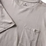 Remera gris de manga corta con bolsillo en el pecho.