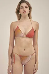Top bikini triángulo con ataduras en cuello y espalda, almohadillas removibles y diseño degradado en tonos cálidos.