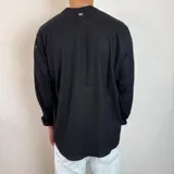 Camisa de lino blanca con cuello mao, manga larga y corte regular.