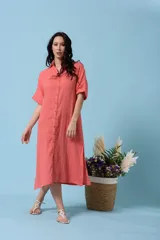 Camisa larga color coral de gasa de algodón con botones frontales y mangas cortas.