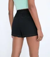 Short negro de viscosa con cintura elástica y pespuntes de colores en ruedo y cintura.