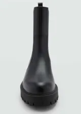 Botines Chelsea negros de efecto piel con suela track, paneles laterales elásticos y punta redonda.