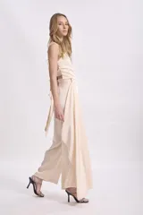 Crop top negro de satén con breteles finos regulables y corte holgado.