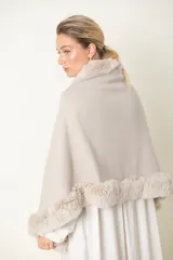 Capa lisa con borde de piel sintética, ideal para complementar vestidos.