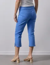 Pantalón capri azul de algodón. Delantera con bolsillos simulados, trasera con bolsillos aplicados. Pretina ancha elastizada, corte recto. Ruedo con aplique entrelazado, tachas y terminación desflecada.