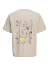 Remera color crema de corte recto y mangas cortas, con cuello redondo. Estampado en la espalda con un dibujo de una calle con edificios, palmeras y un auto amarillo.