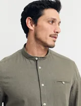 Camisa de lino color beige, de cuello mao y manga larga.