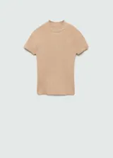 Remera color beige de punto fino con cuello perkins y mangas cortas.