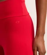 Calza deportiva roja de microfibra con cintura alta y bolsillo trasero.