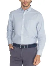 Camisa de hombre celeste a rayas verticales azules, de corte regular, con cuello abotonado, bolsillo en el pecho con logo bordado y mangas largas con puños abotonados.