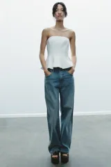 Top palabra de honor blanco con hombros descubiertos, corte ajustado y bajo con peplum.