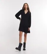 Vestido corto negro de viscosa con cuello en V, mangas largas abullonadas con lazo en los puños y falda con volantes.