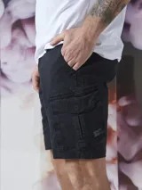 Bermuda de gabardina color marrón con múltiples bolsillos tipo cargo.