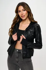 Chaqueta de cuero sintético negra con capucha desmontable, cierre frontal con cremallera, bolsillos laterales con cremallera y puños ajustados.