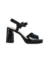 Sandalias negras de charol con plataforma de 2 cm y taco de 10 cm.