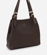 Cartera hobo grande color marrón oscuro con textura y correa de hombro. Tiene detalles de fivelas metálicas y bolsillos internos separados.