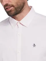 Camisa rosa de corte slim fit, cuello abotonado, manga larga y logo de pingüino bordado en el pecho.