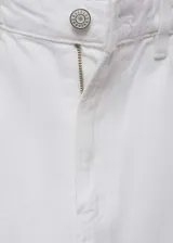 Campera de jean azul con cuello clásico, cierre frontal con cremallera, bolsillos laterales y mangas largas con puños elásticos.