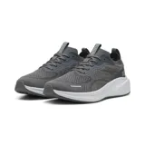 Zapatillas de running en color gris, con diseño ligero y suela amplia para mayor comodidad.