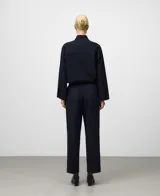 Pantalón de vestir azul marino con textura sutil, tiro alto y cintura elástica ajustable con cordón. Presenta pierna recta y nervio central en el frente.