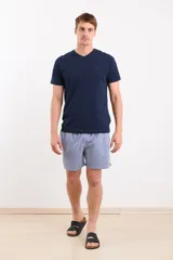Short de baño a rayas verticales azules y blancas.