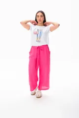 Remera blanca de algodón con estampa de zapatos, jeans y cartera.