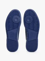 Zapatillas Tommy Jeans de corte bajo, confeccionadas en piel color blanco y azul con detalles en amarillo. Presentan suela cupsole, detalle de ventilación en la parte superior, logo de Tommy Jeans en relieve en la entresuela y parche de Tommy en el lateral.