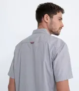 Camisa de manga corta con estampado de algodón y poliéster, corte regular, cuello clásico y cierre frontal con botones.