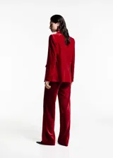 Pantalón de vestir de terciopelo color rojo, de corte recto y tiro alto.