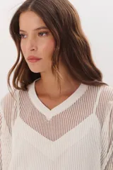 Sweater de punto calado color camel, con escote en V y mangas largas.