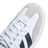 Championes Adidas Barreda de hombre, color blanco con detalles en negro y gris. Inspirados en el tenis, con capellada de cuero sintético y gamuza, cierre con cordones y suela cupsole de goma.