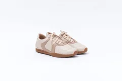 Zapatillas Magnolia de cuero color borgoña con detalles en rosa pastel y suela color caramelo.