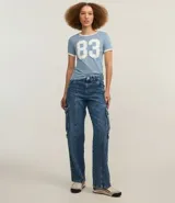 Remera baby look celeste con cuello y mangas con ribete blanco, y estampa frontal con el número 83 en blanco.
