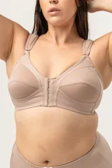 Soutien reductor clásico sin aro, con breteles anchos acolchados y ganchos reforzados, confeccionado con tela que contiene fibra LYCRA®.
