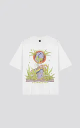 Remera blanca de corte extra oversize con hombros caídos y cuello redondo de rib. Estampado pequeño en el pecho con diseño abstracto en tonos violeta, naranja y verde.