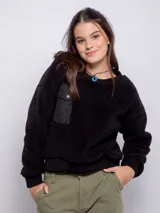 Sweater peludito negro de manga larga con cuello redondo, puños en las mangas y un bolsillo frontal de nylon.