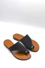 Sandalias bajas color beige con capellada cruzada de neopreno y plantilla de cuero.