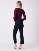 Jean wide leg azul oscuro, de tiro alto y pierna recta. Tiene pretina con pasadores, botón y cierre, y bolsillos delanteros y traseros.