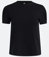 Remera negra de algodón con cuello redondo y mangas cortas abullonadas.
